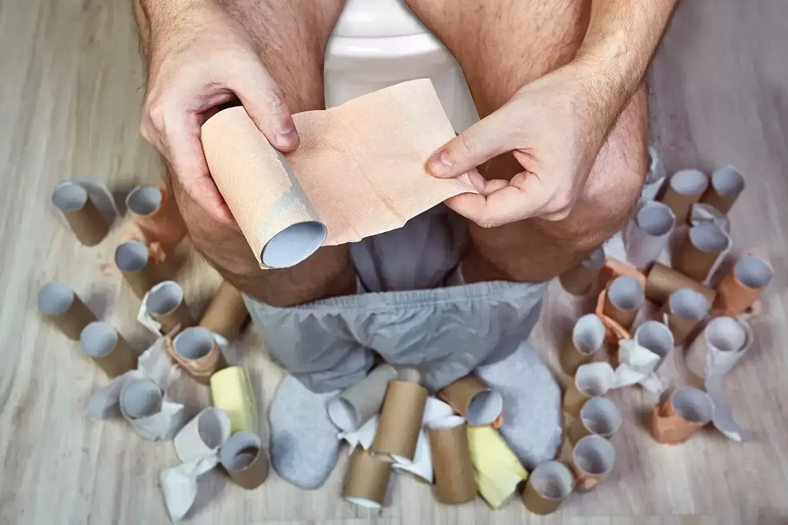 Krvavá stopa na toaletnom papieri a v stolici, znázornenie prítomnosti krvi ako varovného príznaku ochorení tráviaceho traktu.