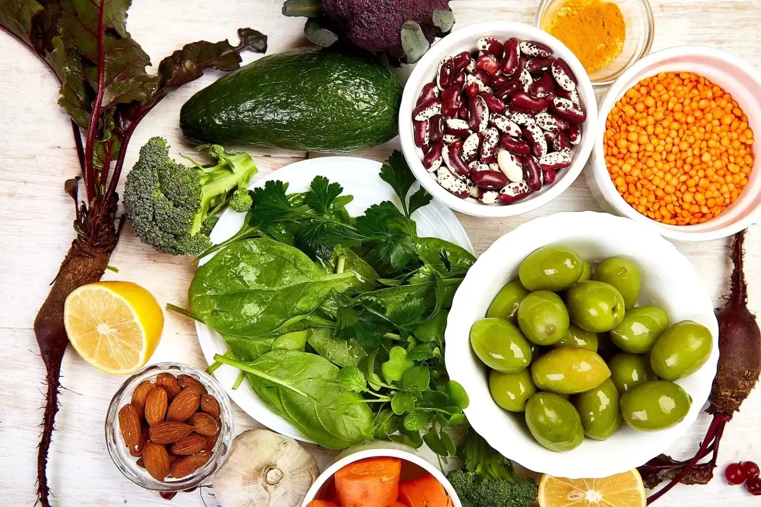 Tanier s pestrou porciou zeleniny, chudým mäsom, celozrnným pečivom a pohárom vody, symbolizujúci vyváženú a šetrnú stravu pre zdravie pečene