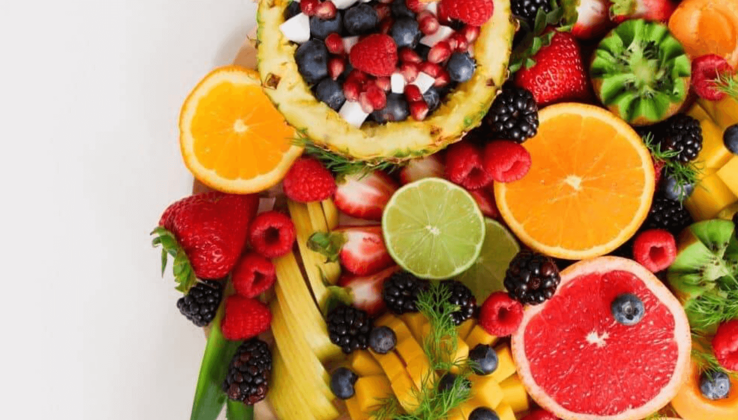 Mix čerstvej zeleniny, ovocia, orechov a celozrnných potravín bohatých na vitamíny, znázorňujúci dôležitosť vitamínov pre zdravie a energiu človeka.