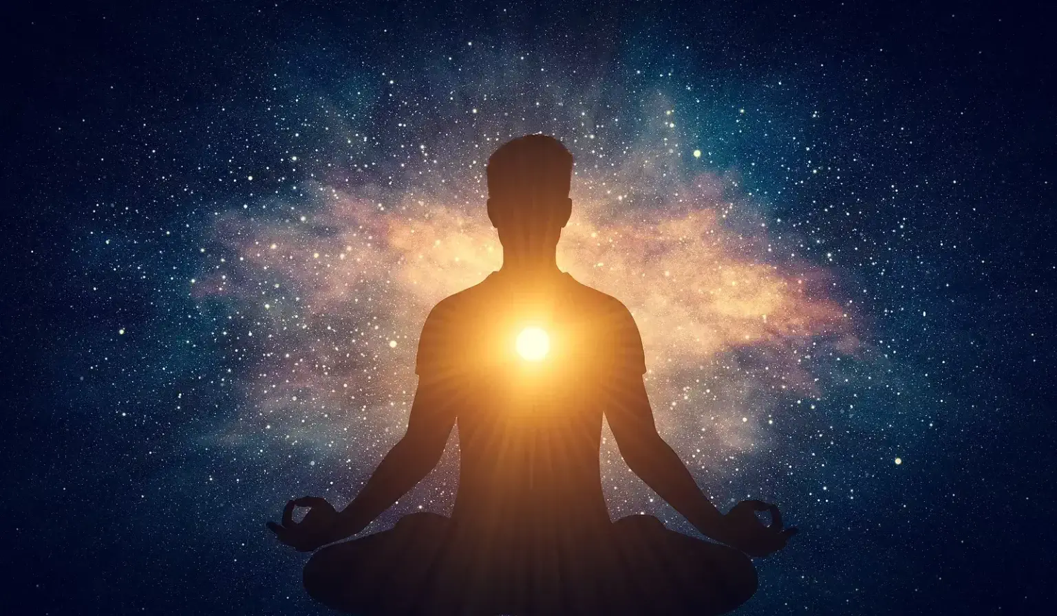 Meditujúci človek v lotosovom sede so žiariacim svetlom v oblasti srdca na pozadí hviezdneho vesmíru, symbolizujúci vnútorný pokoj a spojenie mysle s telom.