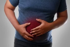 Ilustrácia pečene s nápadným žltým tukovým povlakom, znázorňujúca stukovatenie (tukovú pečeň) a jej vplyv na štruktúru a funkciu orgánu.