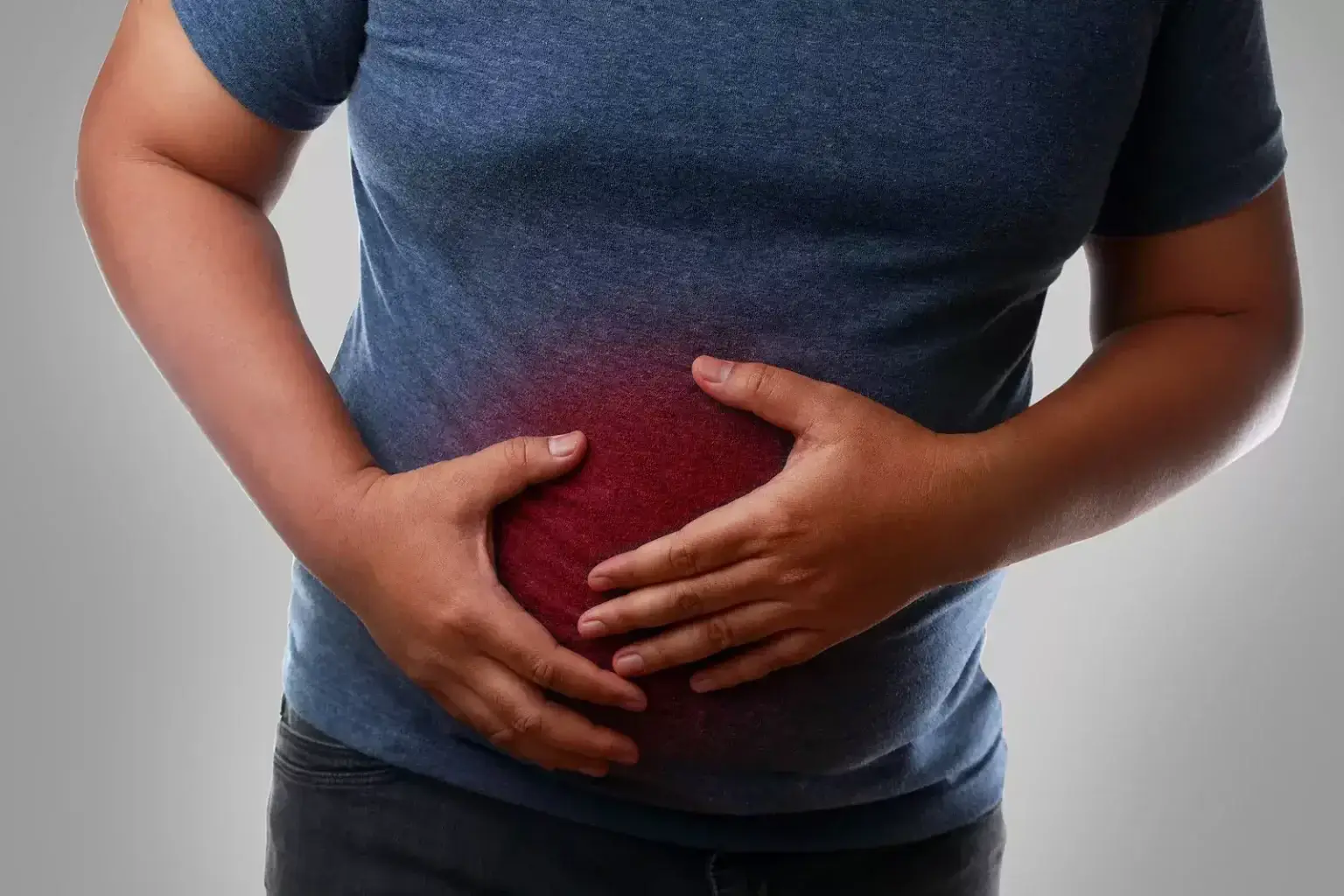 Ilustrácia pečene s nápadným žltým tukovým povlakom, znázorňujúca stukovatenie (tukovú pečeň) a jej vplyv na štruktúru a funkciu orgánu.