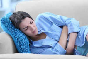 Zápal čriev: ilustrácia črevného traktu so zvýraznenými zápalovými ložiskami, znázornenie bolesti, hnačky a ďalších typických príznakov črevného zápalu.