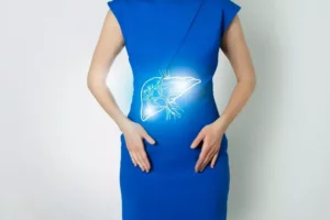 Zvýraznená pečeň s anatomickými detailmi na pozadí modrých šiat ženy – vizuálny symbol očisty a ochrany pečene.